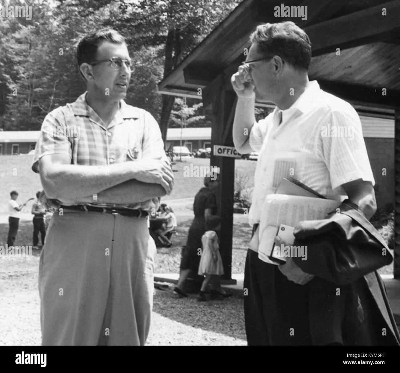 Un'illustrazione del ritiro Missionario del 1964, che cattura una scena dell'evento, con un contesto storico incentrato sulle attività dei missionari e sull'ambientazione del ritiro. Foto Stock