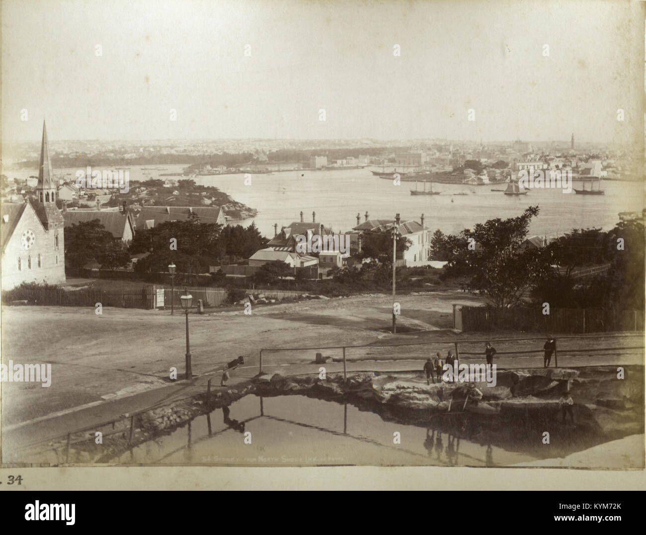 Questa fotografia aerea cattura una vista di Sydney dalla North Shore, mostrando la costa della città e il paesaggio urbano. Foto Stock