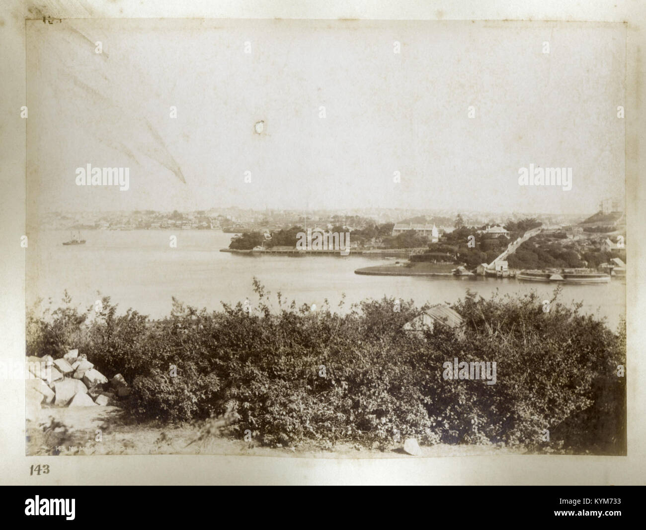 Questa immagine cattura una vista panoramica di McMahons Point e Blues Point lungo la costa nord di Sydney, evidenziando la bellezza naturale e il paesaggio costiero della città. Foto Stock