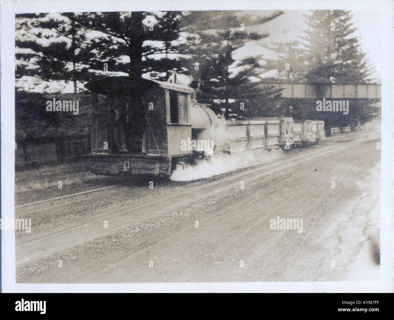 Una fotografia del Kiama's Limited Express, che mostra un tram a vapore sulla costa meridionale dell'Australia. Foto Stock