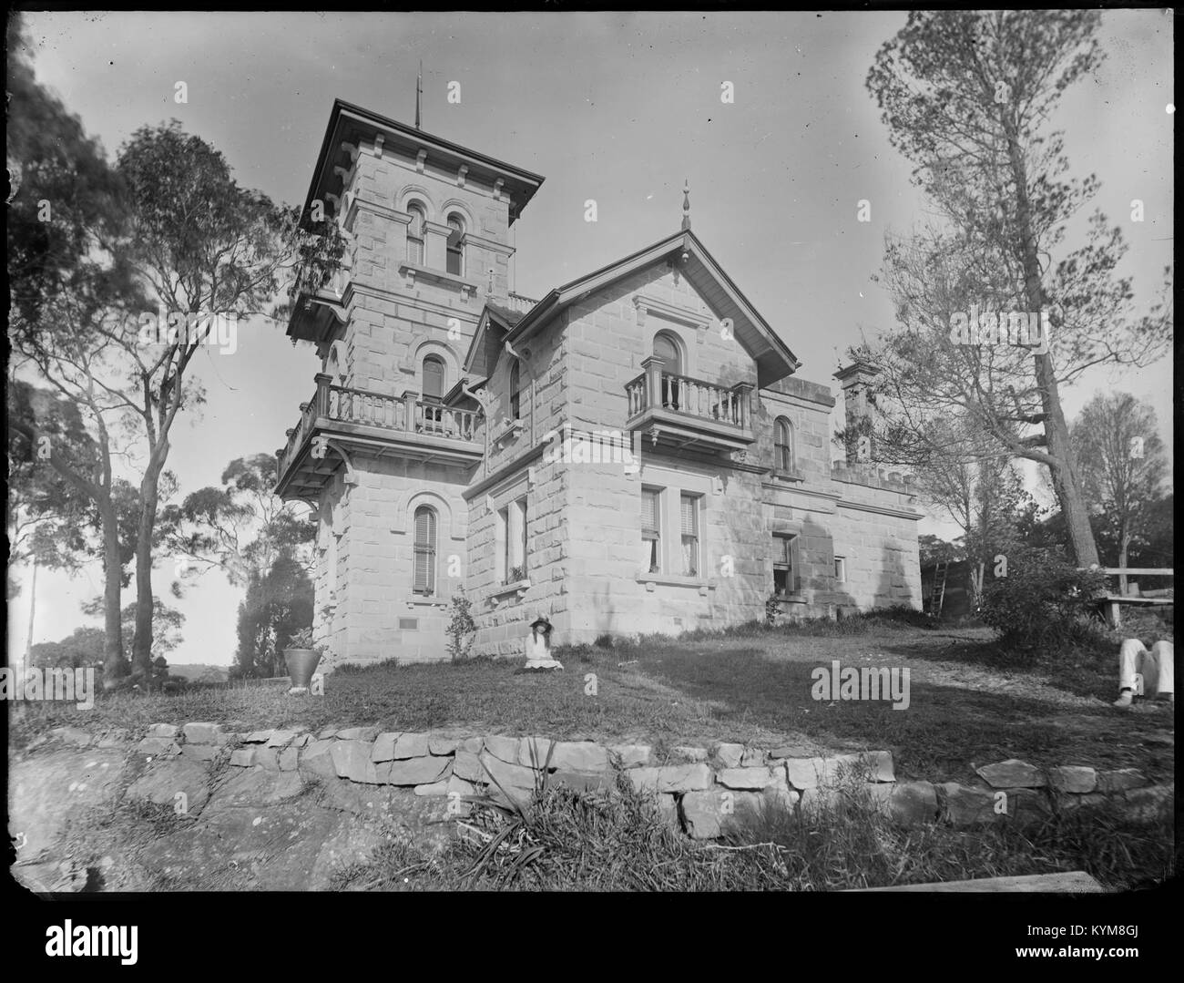 Una collezione di negativi in vetro con immagini di nautica, spiagge, automobili e case. Queste fotografie storiche catturano le attività di svago e la vita quotidiana di un'epoca passata, offrendo un'istantanea della vita dei primi anni del XX secolo. Foto Stock