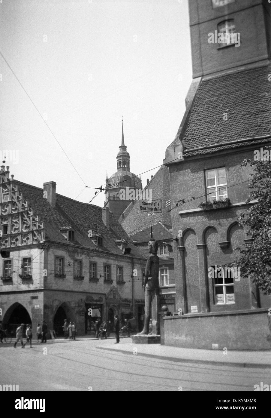Una fotografia che mostra il Kurfürstenhaus e il nuovo municipio di Brandenburg an der Havel, Germania, catturando l'architettura storica di questi luoghi di interesse. Foto Stock