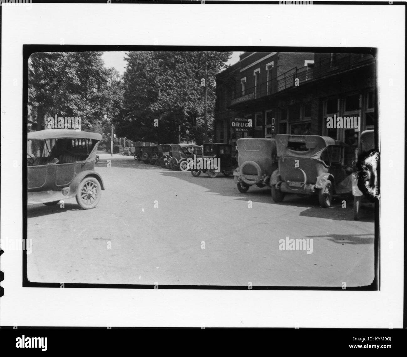 Una fotografia del 1925 Scopes Trial a Dayton, Tennessee, che mostra Main Street in città con la Model T parcheggiata in strada, catturando il contesto storico del processo. Foto Stock