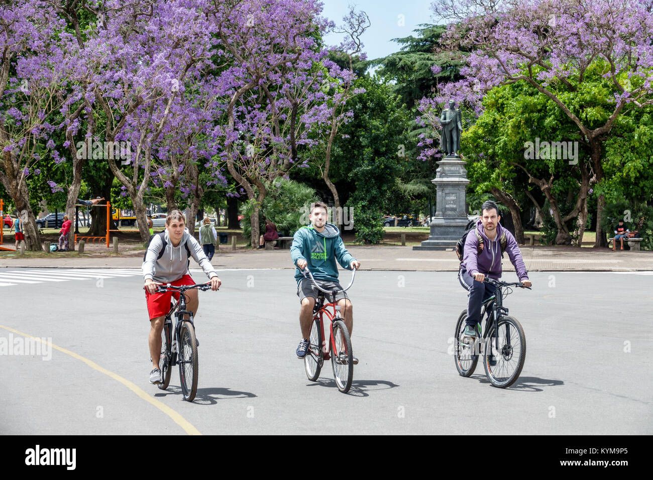 Buenos Aires Argentina,Bosques de Palermo,Parque 3 de febbraio,parco pubblico,ispanico,uomo uomini maschio,giovane,adulto,esercizio,equitazione,biciclette bicycli Foto Stock