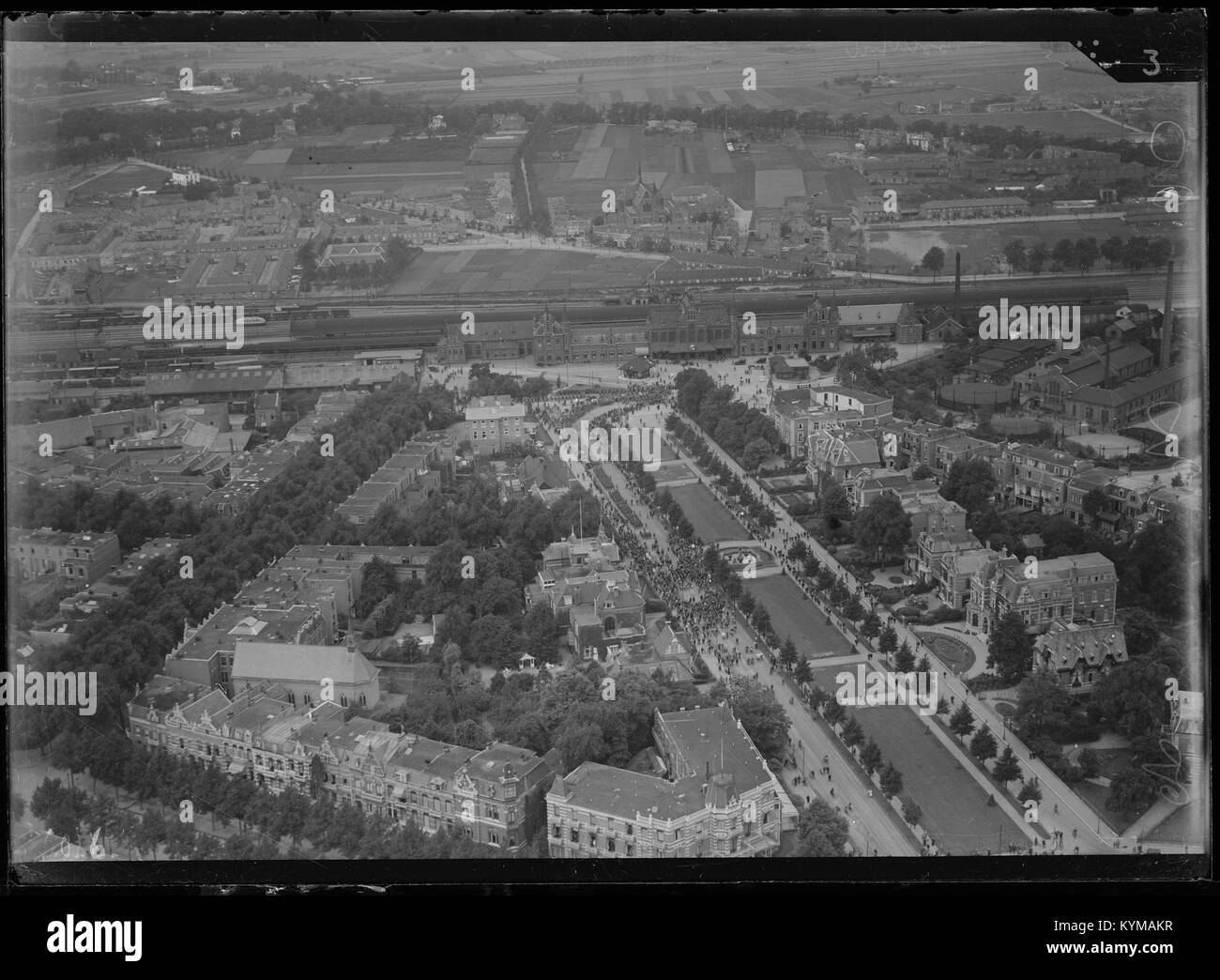 Questa immagine cattura i partecipanti in piedi durante l'inno nazionale somalo all'apertura del Forum del partenariato somalo a Mogadiscio il 5 dicembre 2017, segnando un evento importante nella storia politica e diplomatica della Somalia. Foto Stock