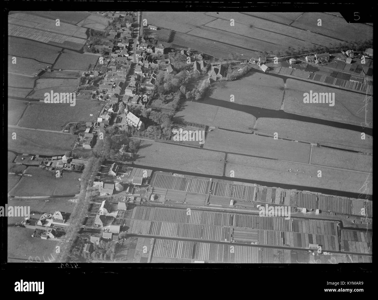 Fotografia aerea di Sloten, una città nella provincia dell'Olanda settentrionale, Paesi Bassi. L'immagine cattura il layout e le caratteristiche della città, offrendo una vista storica dall'alto all'inizio del XX secolo. Foto Stock