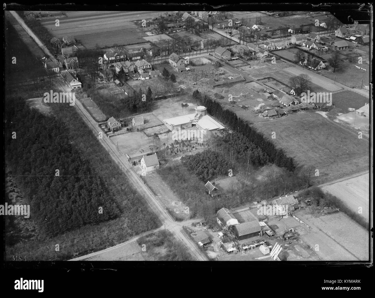 Fotografia aerea di Soesterberg tra il 1920 e il 1940, che mostra il paesaggio e le strutture della zona durante quel periodo di tempo. L'immagine offre informazioni sulla storia e lo sviluppo della città. Foto Stock