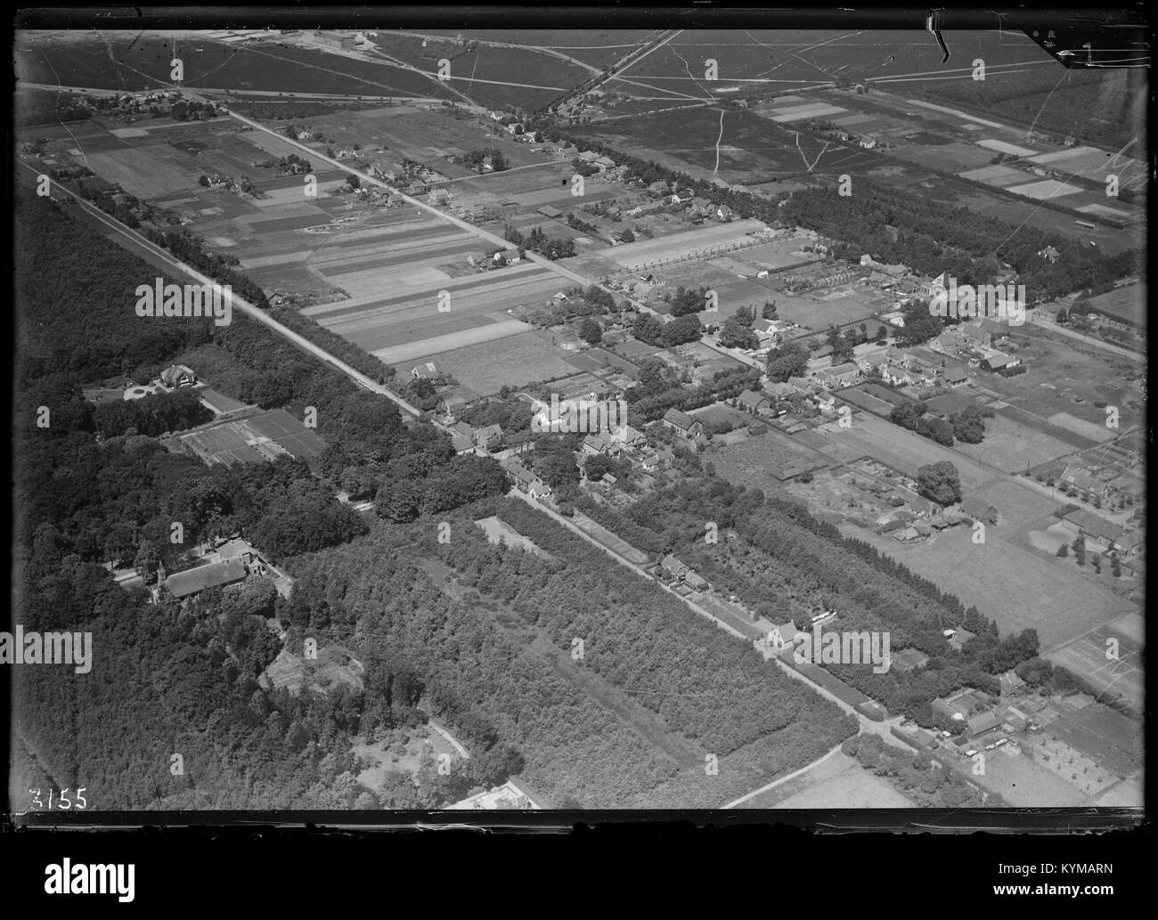 Fotografia aerea di Soesterberg, scattata tra il 1920 e il 1940, che mostra il paesaggio e le installazioni militari durante questo periodo di tempo. L'immagine fornisce informazioni storiche sullo sviluppo dell'area. Foto Stock