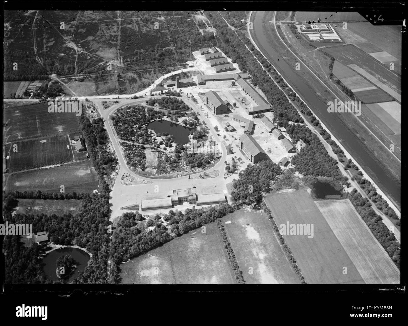 Fotografia aerea di Vught, una città dei Paesi Bassi, scattata tra il 1920 e il 1940, che mostra la struttura urbana e il paesaggio rurale circostante durante questo periodo. Foto Stock