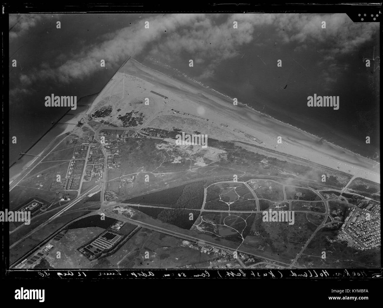 Una fotografia aerea di Hoek van Holland, Paesi Bassi, scattata tra il 1920 e il 1940. L'immagine cattura la città costiera e le aree circostanti, fornendo una vista storica della posizione. Foto Stock