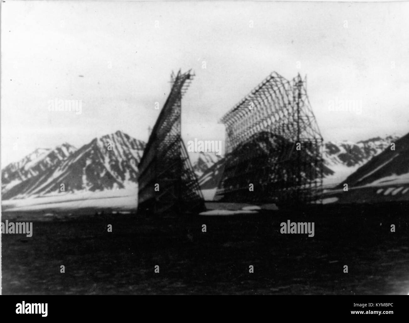 Una fotografia storica di un biplano, probabilmente un Curtiss Pusher, pilotato da Harry Scott, con William B. Atwater a bordo, scattata durante i primi giorni dell'aviazione. L'immagine fa parte della collezione Southern Methodist University Library, che cattura un primo momento nella storia del volo. Foto Stock