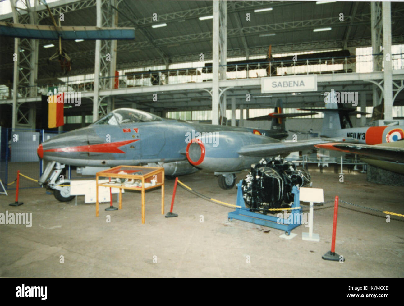 Una fotografia di un Gloster Meteor F8, registrazione EG224, scattata a Bruxelles nel settembre 1996. L'aereo è raffigurato in volo, mostrando le sue caratteristiche distintive e il suo significato storico nell'aviazione post-seconda guerra mondiale. Foto Stock