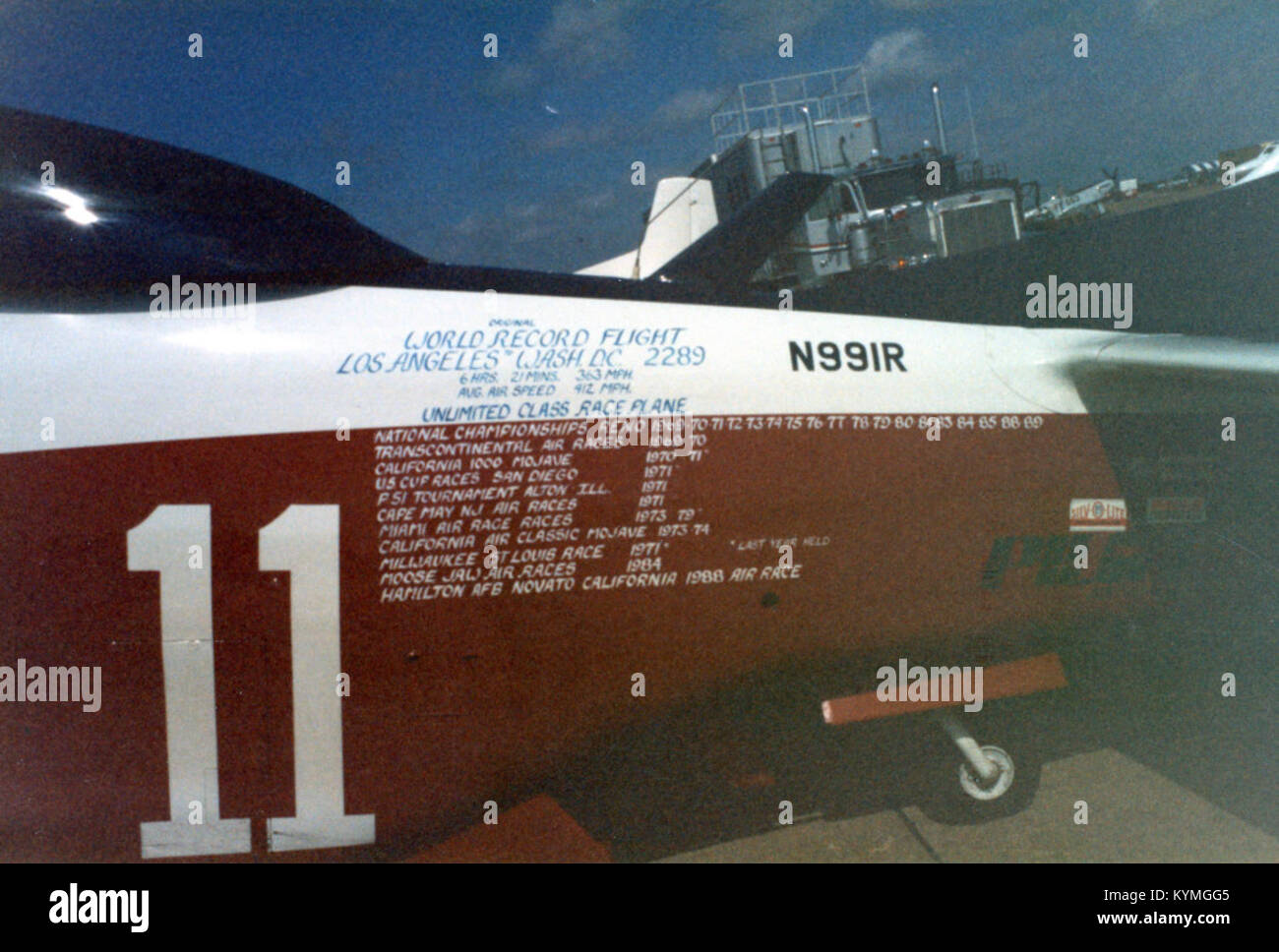 Un'immagine storica di un aereo nordamericano P-51 Mustang, in particolare la Miss America Air Racer, che partecipa a un evento di corse. L'aereo, alimentato da un motore Packard Merlin, è mostrato in volo. Foto Stock