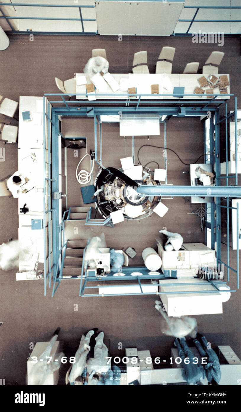 Una fotografia spaziale scattata durante la missione della serie 08, che mostra vari oggetti celesti sullo sfondo. Foto Stock