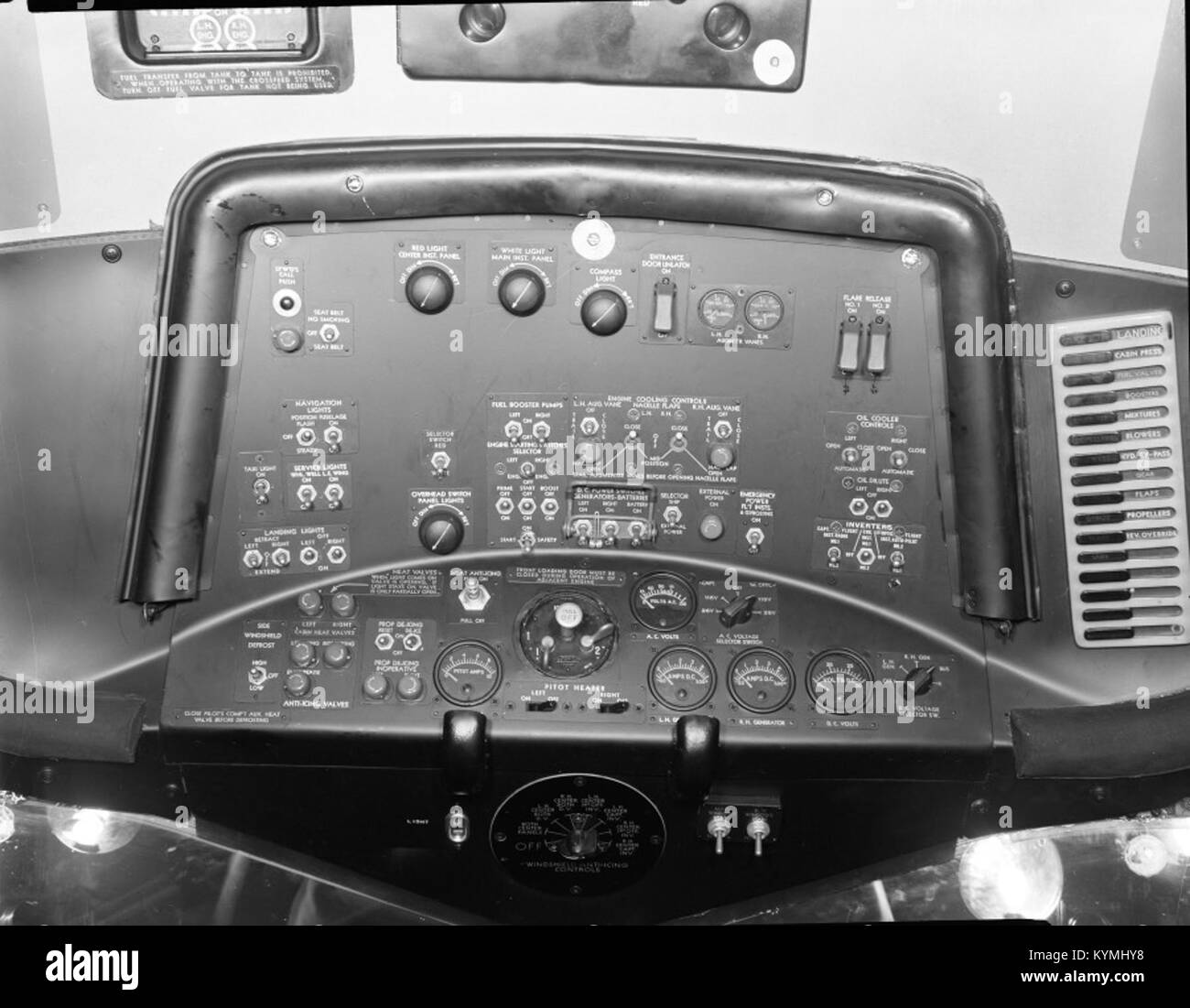 Questa immagine raffigura un aereo Convair catturato su pellicola con il numero negativo 36425190205. L'aereo presenta elementi di design tipici della serie Convair degli anni '1950 Foto Stock