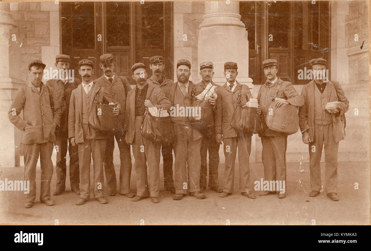 Una fotografia del 1889 che mostra i corrieri postali a Concord, New Hampshire, in piedi all'aperto con le loro uniformi postali, riflettendo il ruolo dei lavoratori postali alla fine del XIX secolo. Foto Stock