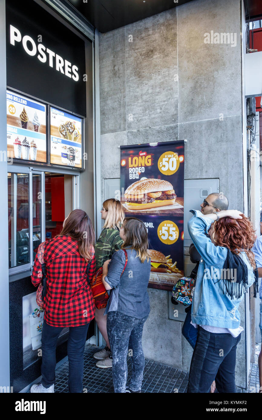 Buenos Aires Argentina, Palermo, Burger King, ristorante ristoranti cibo ristoranti caffè, hamburger americano, fast food, dessert, finestra, ragazze ragazza, femmina Foto Stock