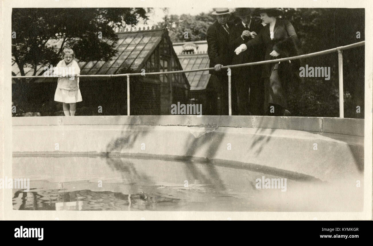 Una vista storica del National Zoological Park di Washington DC, scattata in una fotografia d'epoca dallo Smithsonian Institution Archives. L'immagine mostra la disposizione dello zoo e le ambientazioni naturali, offrendo uno sguardo sul passato del parco. Foto Stock