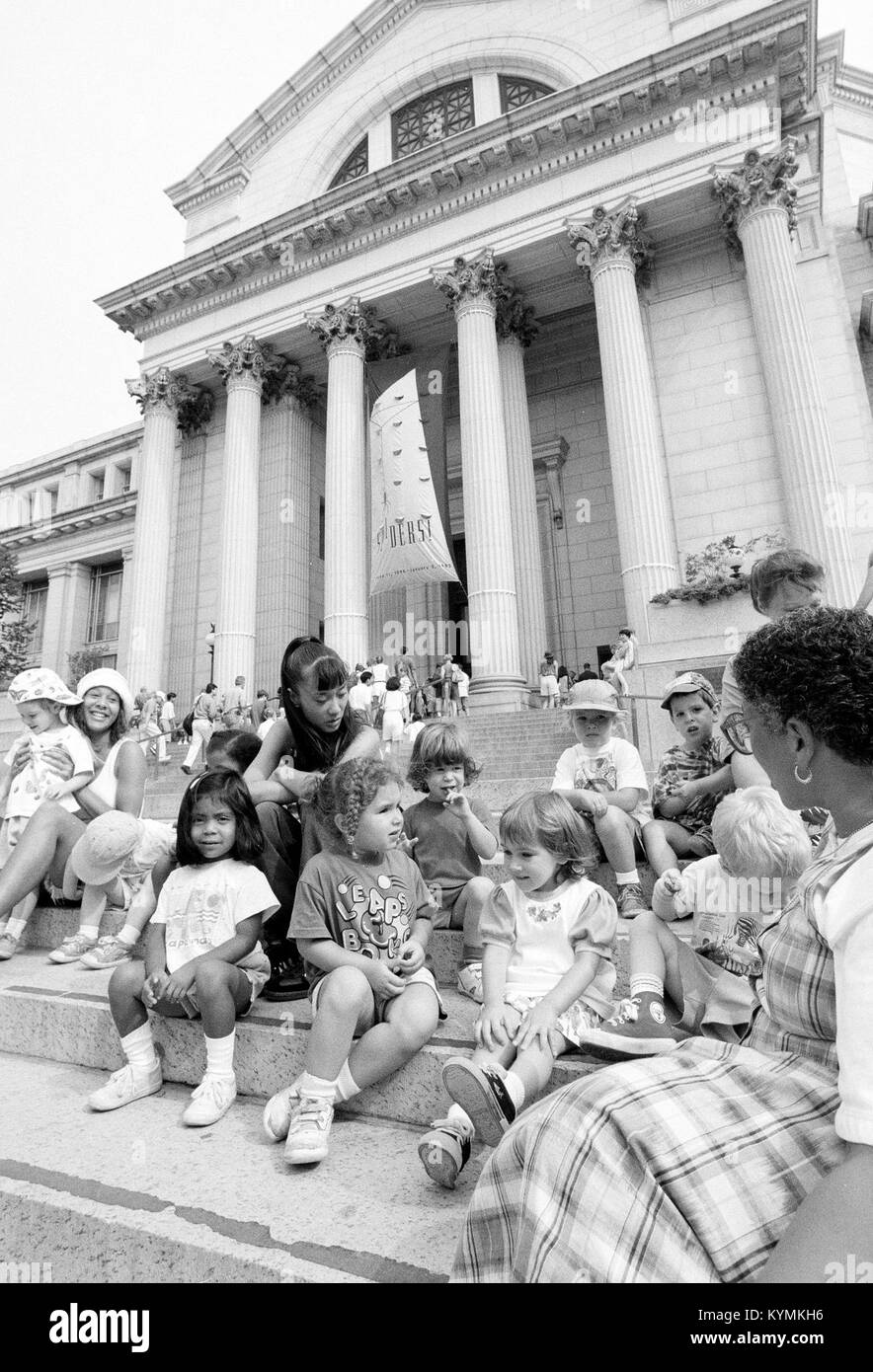 I bambini dello Smithsonian Early Enrichment Center vengono visti durante una gita sul campo, impegnandosi in attività educative. L'immagine cattura un momento storico nell'educazione della prima infanzia. Foto Stock