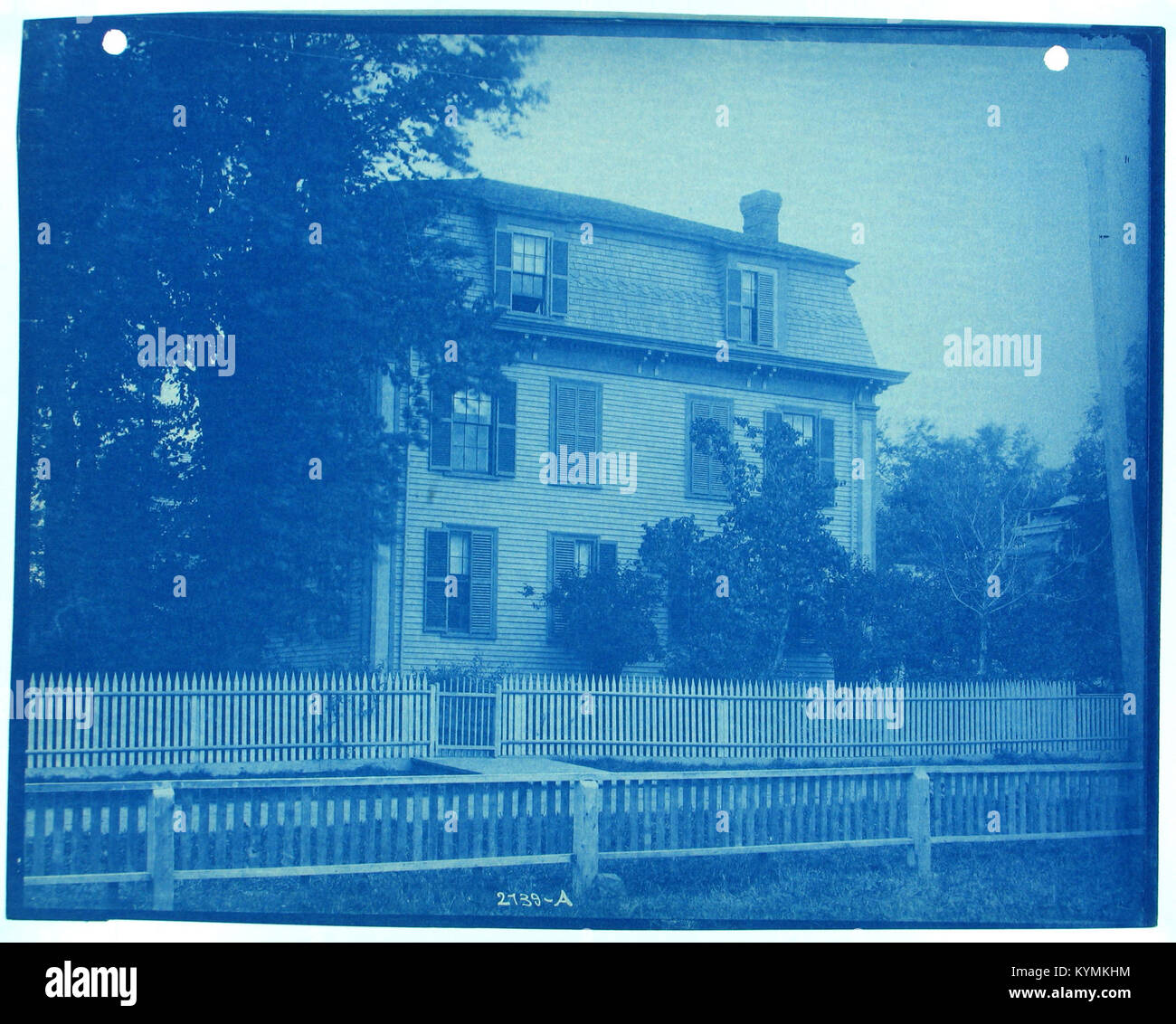 Un'illustrazione raffigurante un edificio storico con un camino, parte di una collezione degli Smithsonian Institution Archives. L'immagine cattura gli elementi architettonici di un'epoca passata, con pareti in clapboard, persiane e una recinzione in stile cianotipo. Foto Stock