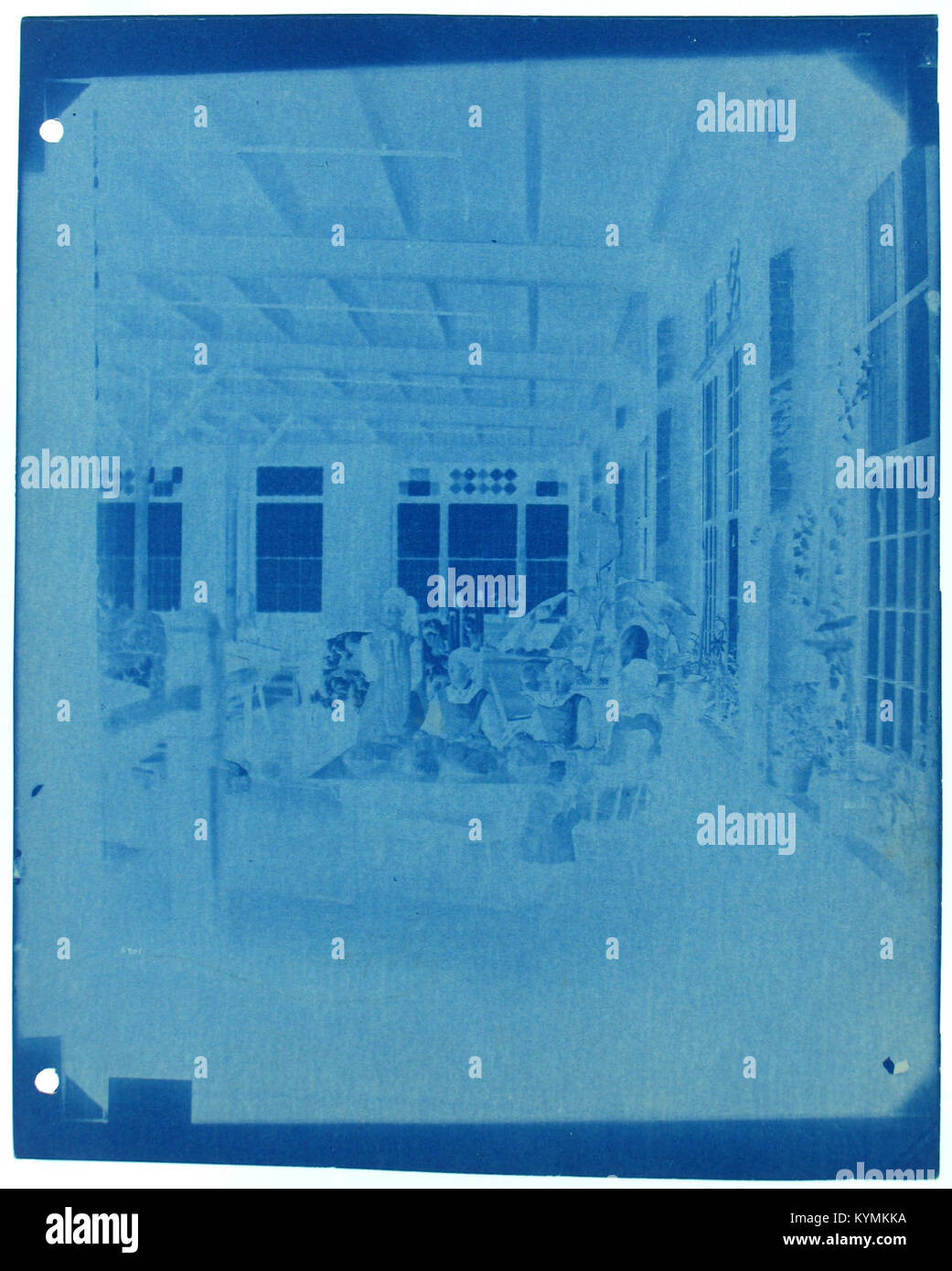 Immagine storica con una vista interna, possibilmente da un ambiente ospedaliero o sanitario, che mostra finestre e una stanza con caratteristiche vintage. L'immagine riflette i primi ambienti medici o ospedalieri, conservati nello Smithsonian Institution Archives. Foto Stock