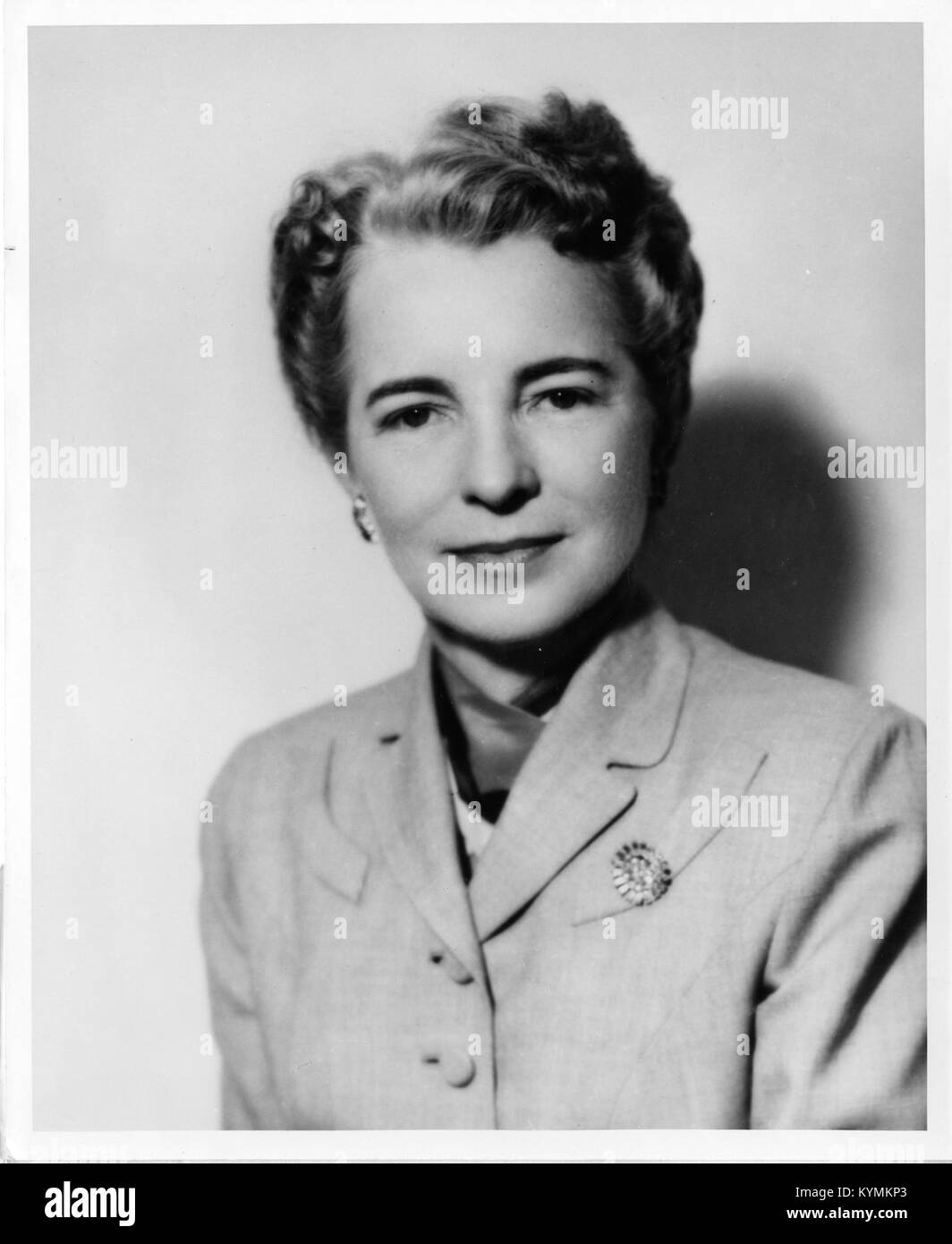 Un'immagine storica di Lucile Petry Leone, figura di spicco del servizio sanitario pubblico durante la metà del XX secolo. La fotografia, tratta dallo Smithsonian Institution Archives, evidenzia il suo ruolo di Chief Nurse Officer, sottolineando il suo contributo alla salute pubblica e alle donne nella scienza. Foto Stock