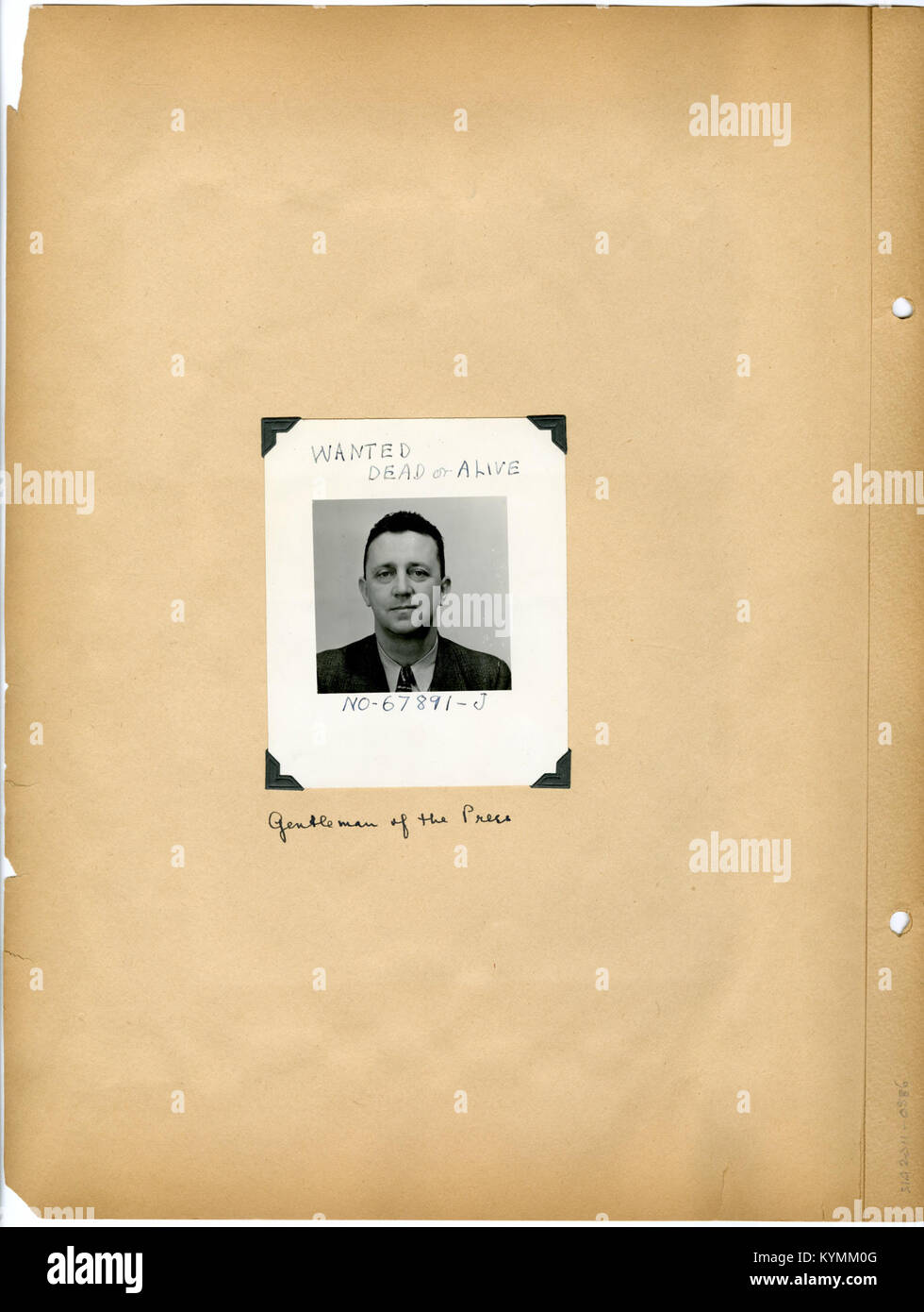 Questa immagine, degli anni '1930, mostra una carta d'identità per un soggetto "ricercato morto o vivo", offrendo uno sguardo sulle pratiche di identificazione criminale storiche. Foto Stock