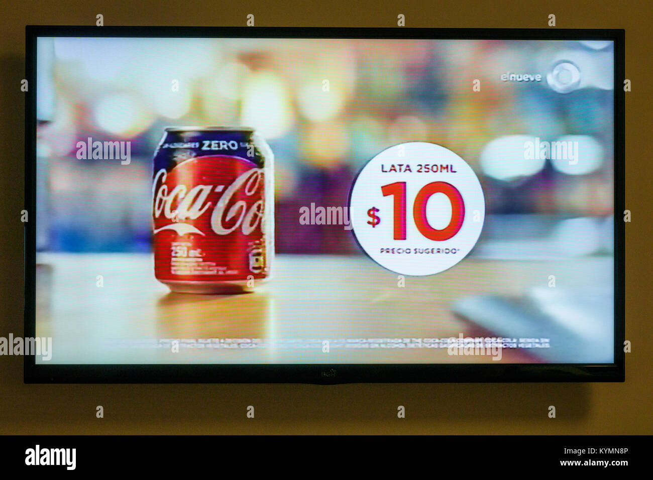 Buenos Aires Argentina, TV televisore a schermo piatto, commerciale, marketing, pubblicità, Coca-Cola Zero, bevande analcoliche bevande lattina, soda, ridotto s Foto Stock