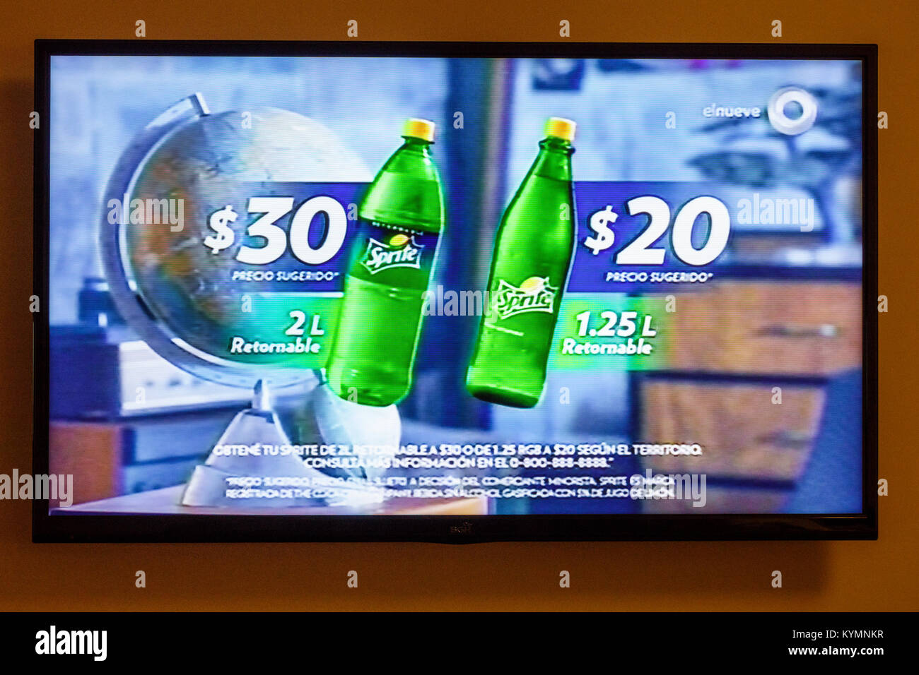 Buenos Aires Argentina, TV televisore schermo piatto, commerciale, marketing, pubblicità, soda, bevande analcoliche bevande spray, bottiglia riciclabile, HIS Foto Stock