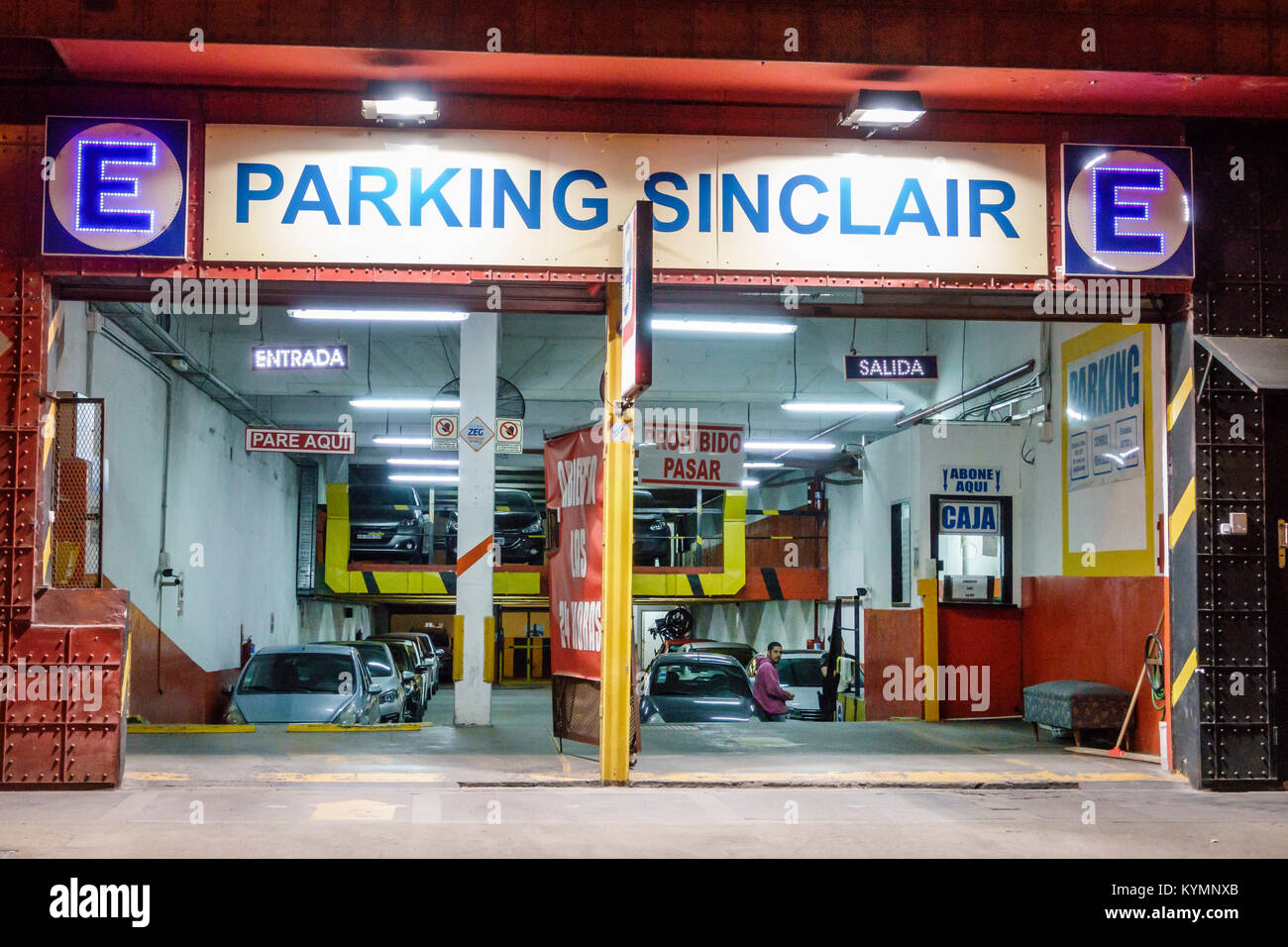 Buenos Aires Argentina,Palermo,notte sera,Parcheggio Sinclair,parcheggio,garage,ingresso,interno,parcheggio,insegna,ispanico,ARG171119219 Foto Stock