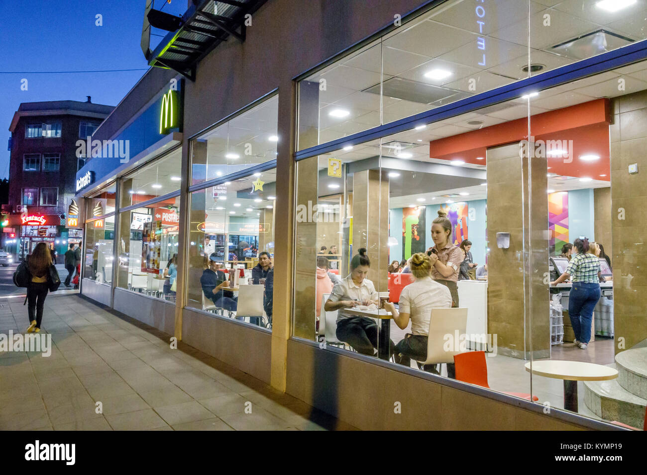 Buenos Aires Argentina, Palermo, serata notturna, McDonalds, ristorante ristoranti, cibo, caffè, hamburger americano, fast food, finestra, illuminazione, vista Foto Stock