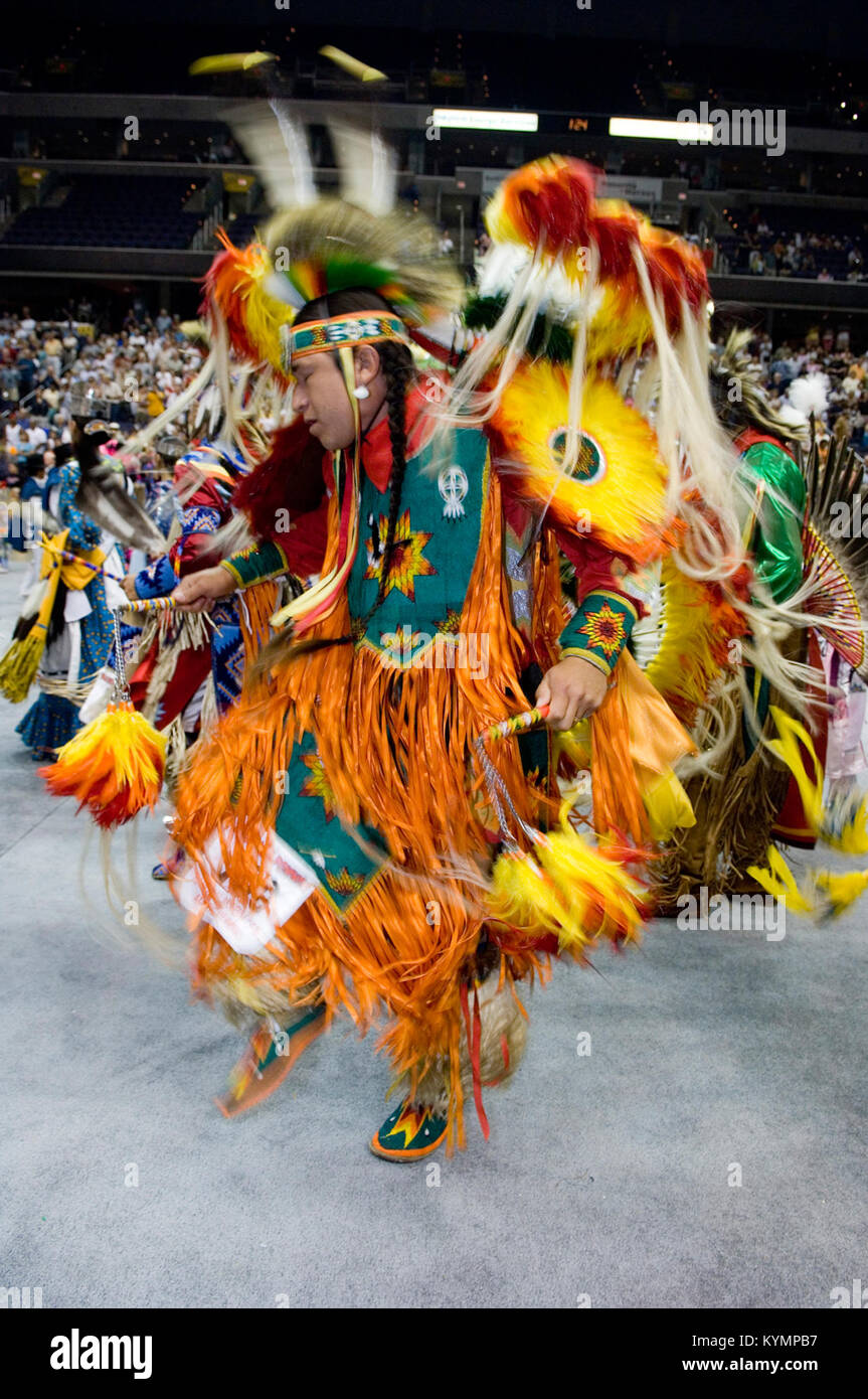 Foto a colori di un Powwow dei nativi americani nel 2005, con ballerini in costumi tradizionali con piume e copricapi, che eseguono una danza elegante durante la cerimonia. Foto Stock