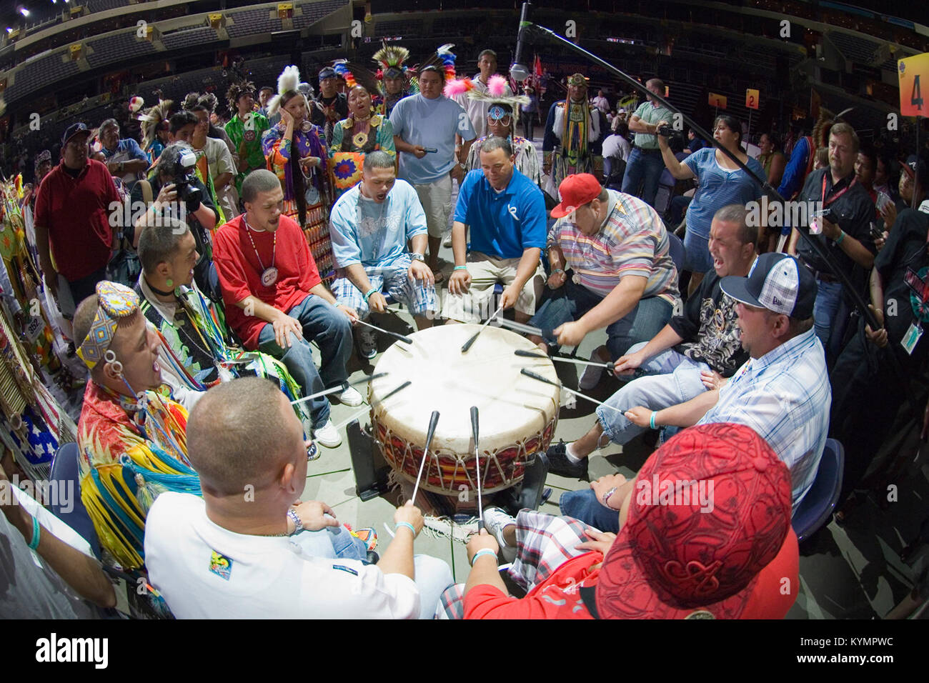Una fotografia di un Powwow dei nativi americani nel 2007, che mostra la batteria come elemento centrale dell'evento. L'immagine cattura l'energia e il significato culturale della batteria Powwow nelle tradizioni dei nativi americani. Foto Stock