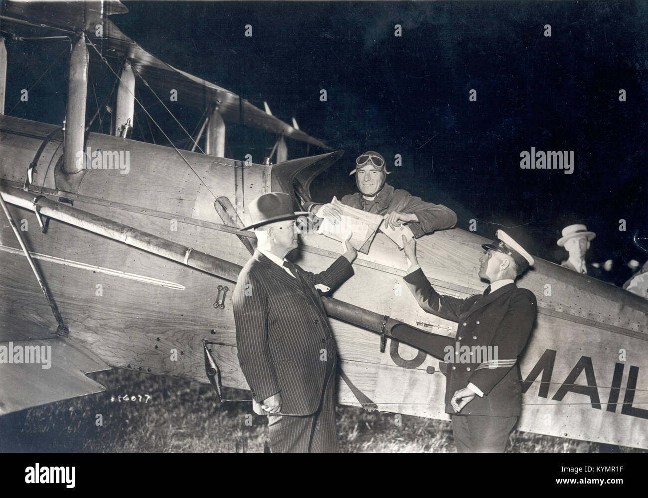 Una fotografia di James Hill, un primo pilota di posta aerea, che si prepara per un volo notturno transcontinentale. L'immagine cattura la dedizione di Hill agli sforzi pionieristici del servizio postale degli Stati Uniti durante i suoi primi giorni di aviazione. Foto Stock