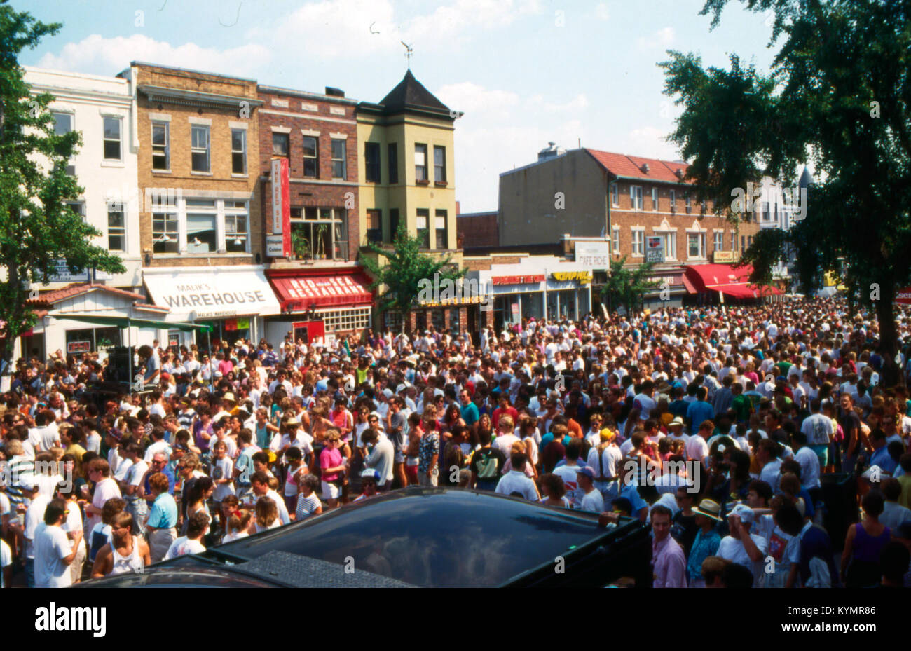 Un'immagine dell'Adams Morgan Day a Washington, D.C., nel 1991, che mostra una folla durante un evento di festival con un significato storico e culturale. Foto Stock