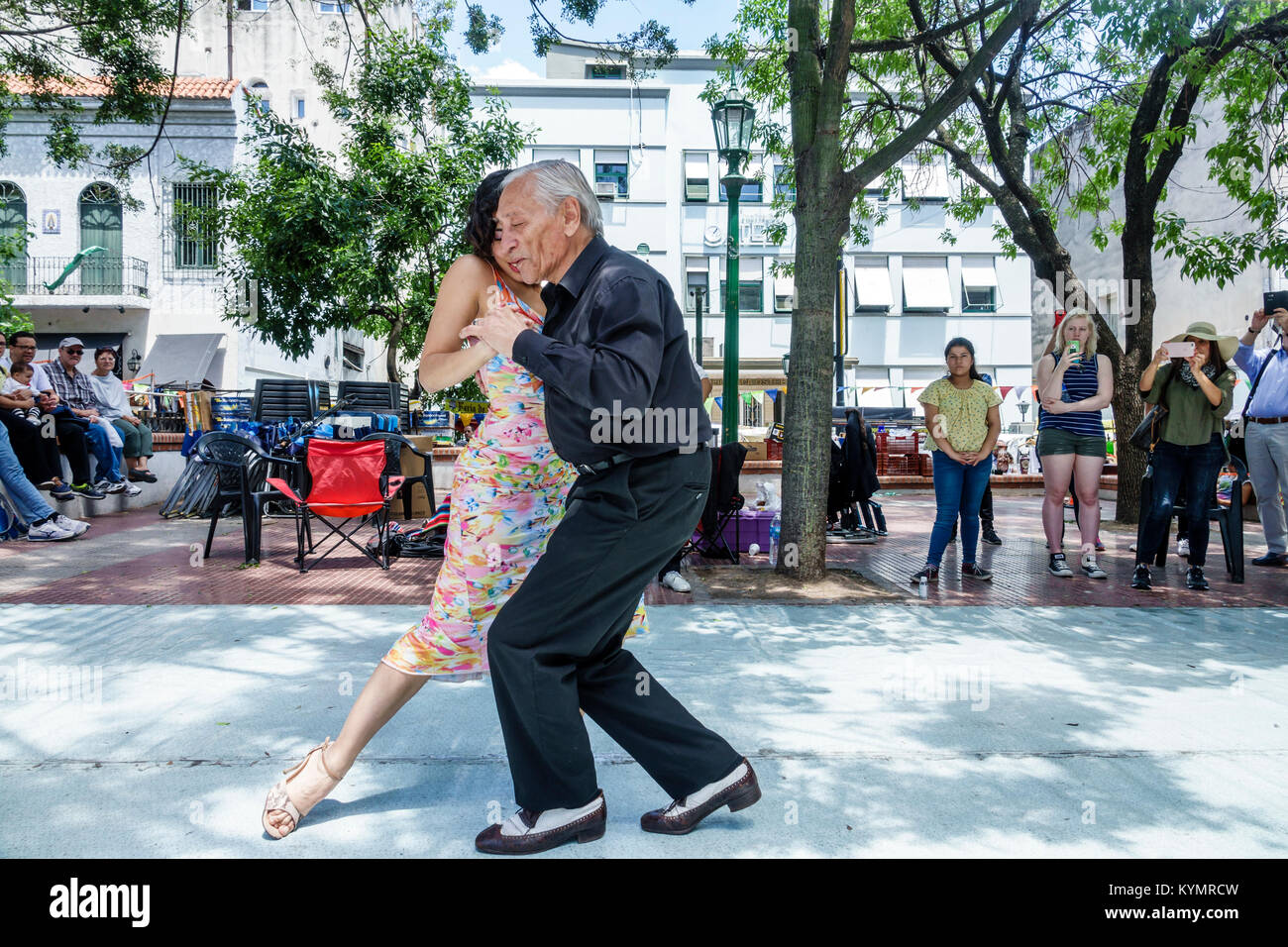 Buenos Aires Argentina,San Telmo Plaza Dorrego,ballerini di tango,anziani cittadini,ispanici,uomini maschi,donne femmine donne,coppia,balli,a Foto Stock