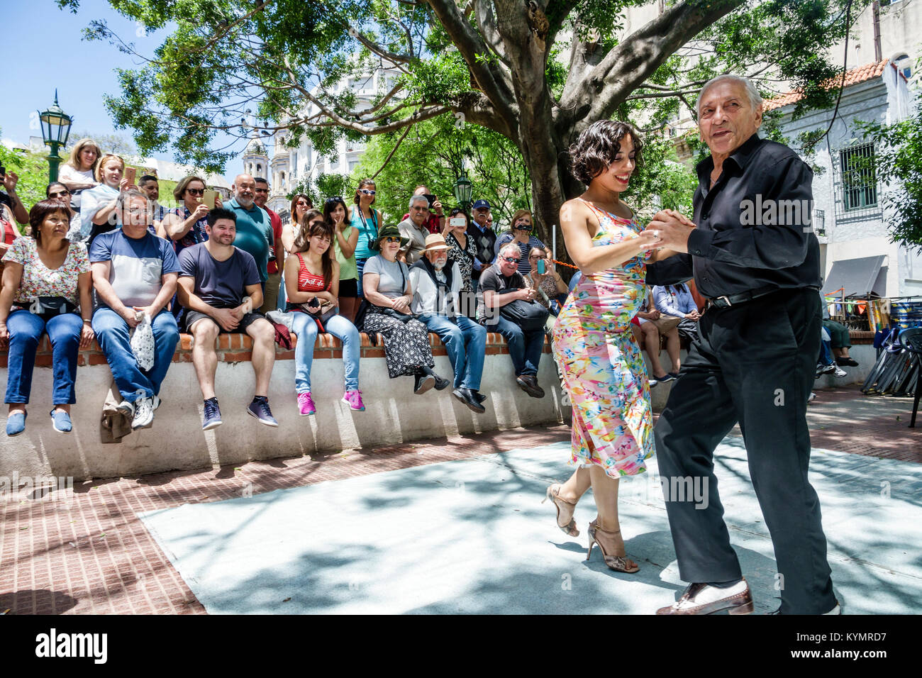 Buenos Aires Argentina,San Telmo Plaza Dorrego,ballerini di tango,anziani cittadini,ispanici,uomini maschi,donne femmine donne,coppia,balli,a Foto Stock