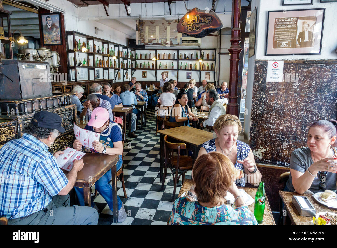 Buenos Aires Argentina,San Telmo,Plaza Dorrego Bar,ristoranti,drink drink bere,ristorante ristoranti ristorazione cafè caffè,restobar,interno,tavoli,m Foto Stock