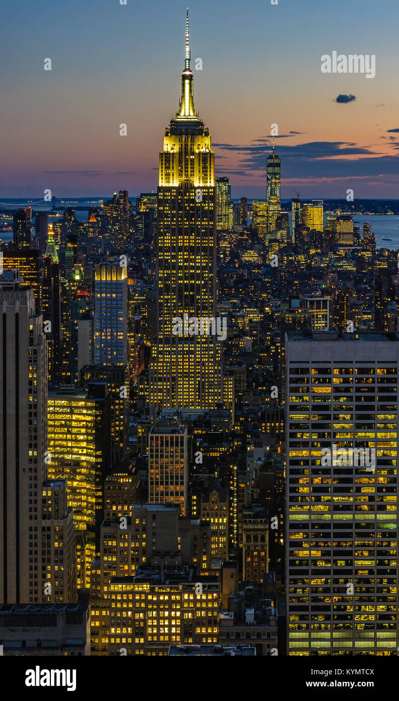 Vista dello skyline della citta' e l'Empire State Building di notte dalla sommità della roccia un deck di visualizzazione in New York, Stati Uniti d'America Foto Stock