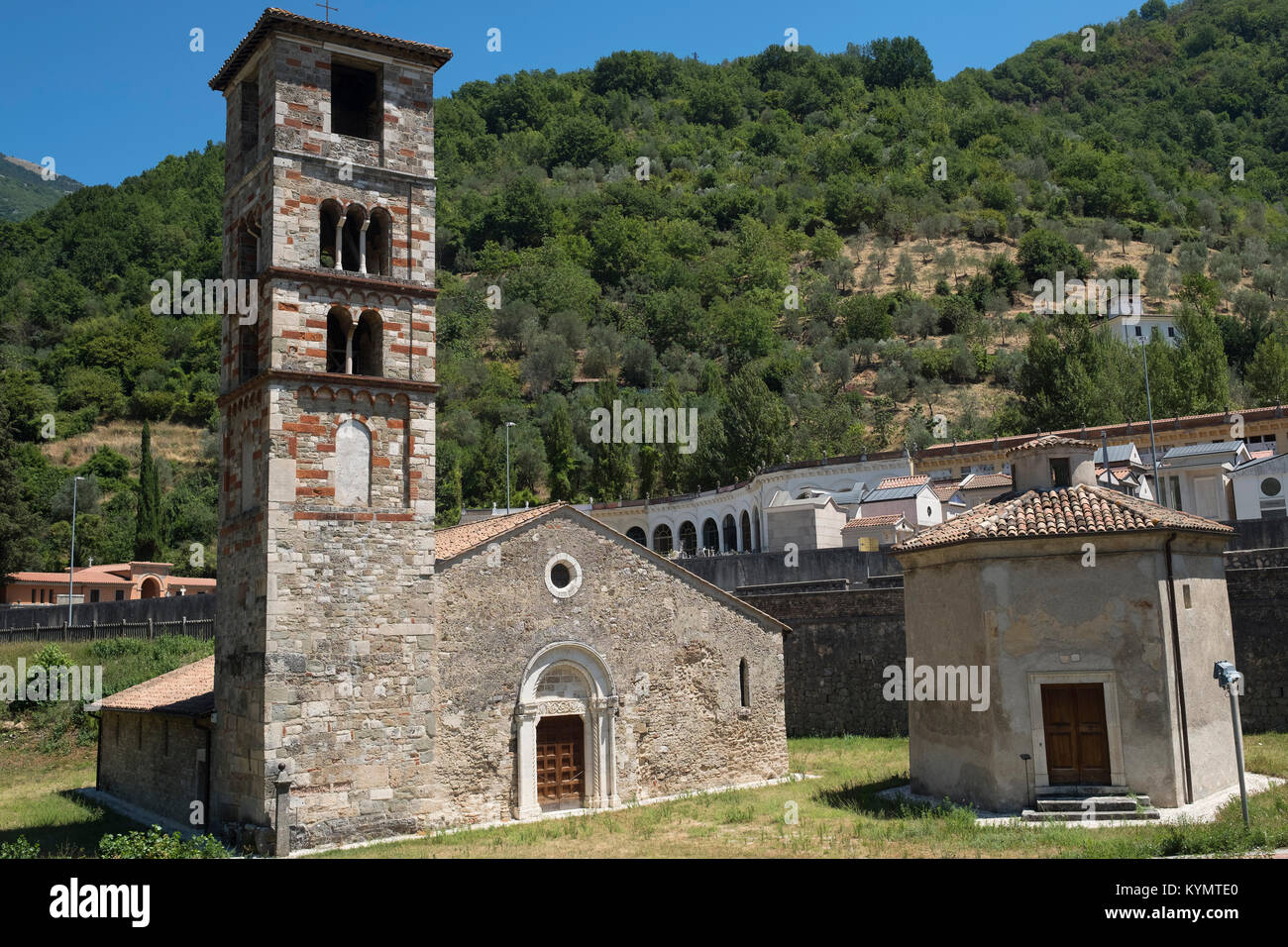 Santa Maria Extra Moenia, chiesa medievale di Antrodoco (Rieti Lazio Italia) esterno Foto Stock