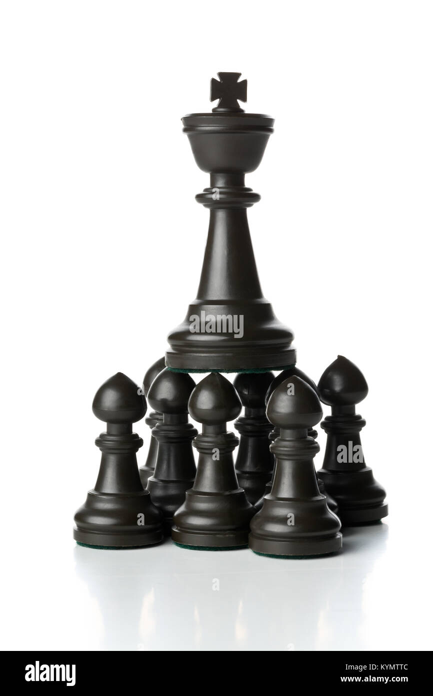 Re scacchi figura permanente sulla parte superiore della pedina figure di scacchi - gestione, leadership teamlead o il concetto di strategia su sfondo bianco Foto Stock