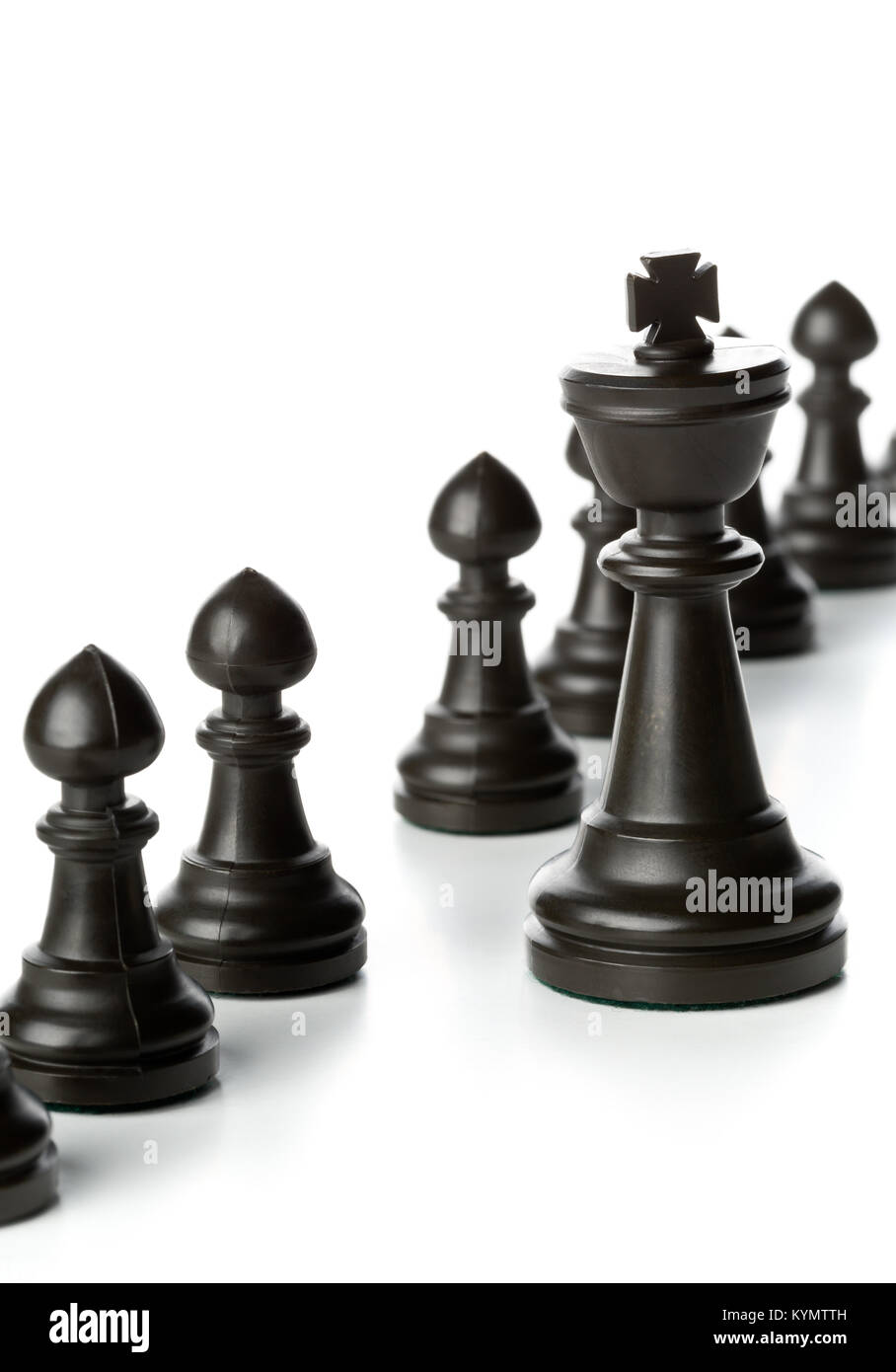 Re scacchi figura nella parte anteriore della fila di pedina figure di scacchi - gestione, leadership teamlead o il concetto di strategia su sfondo bianco Foto Stock