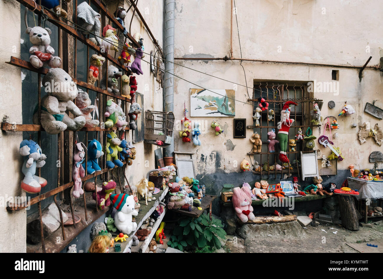 Lviv, Ucraina - 21 Settembre 2016: un sacco di giocattoli perso raccolti in un cantiere di Lviv, Ucraina Foto Stock