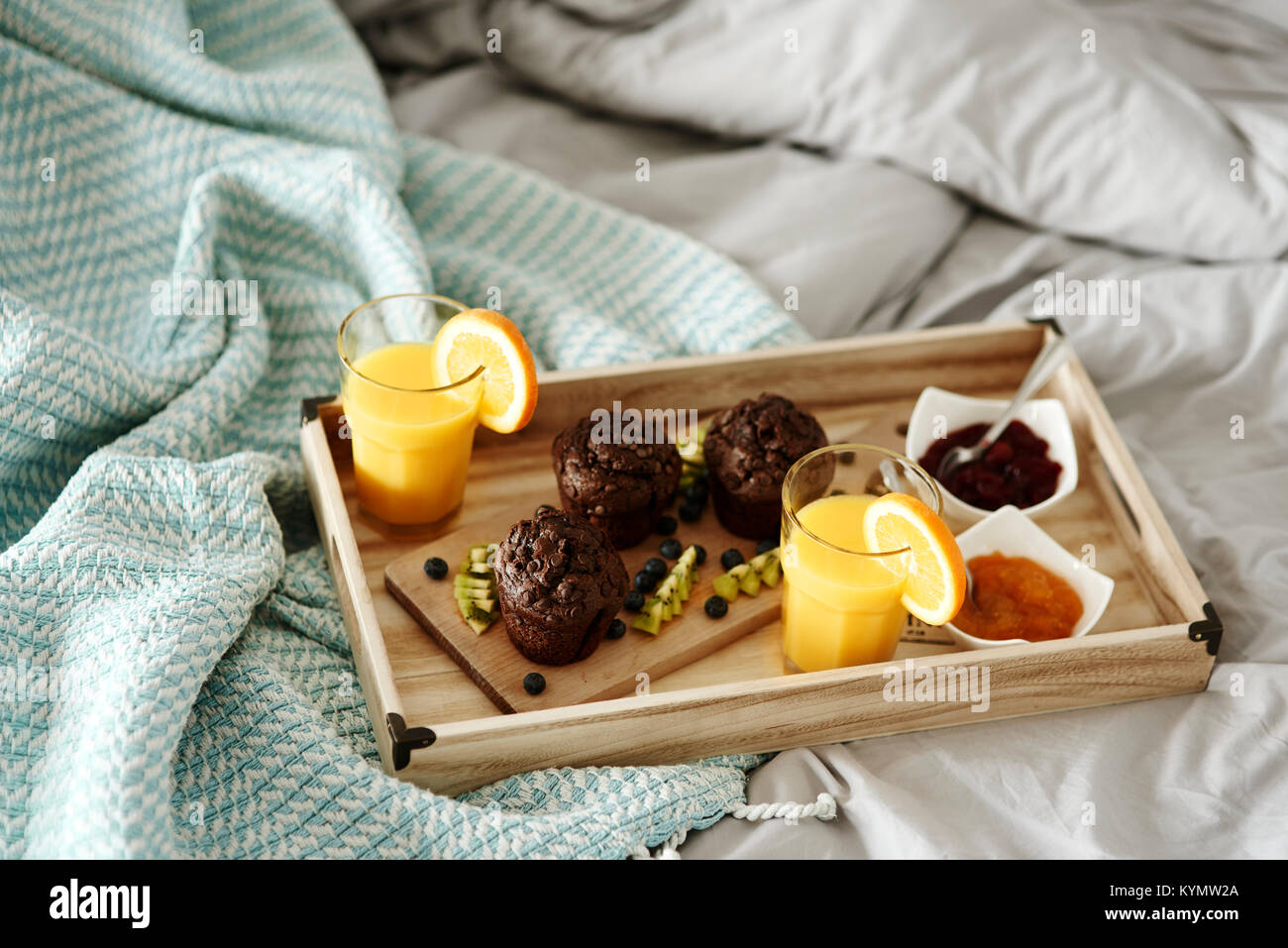 Un vassoio con colazione su un letto in una camera d'albergo Foto stock -  Alamy