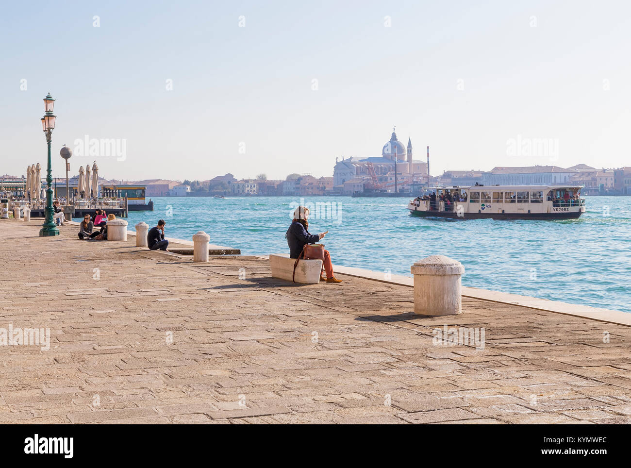 L'Italia, Venezia - 30 ottobre 2014: Canal Dorsoduro e barca a vela viaggio. Venezia. Italia Foto Stock