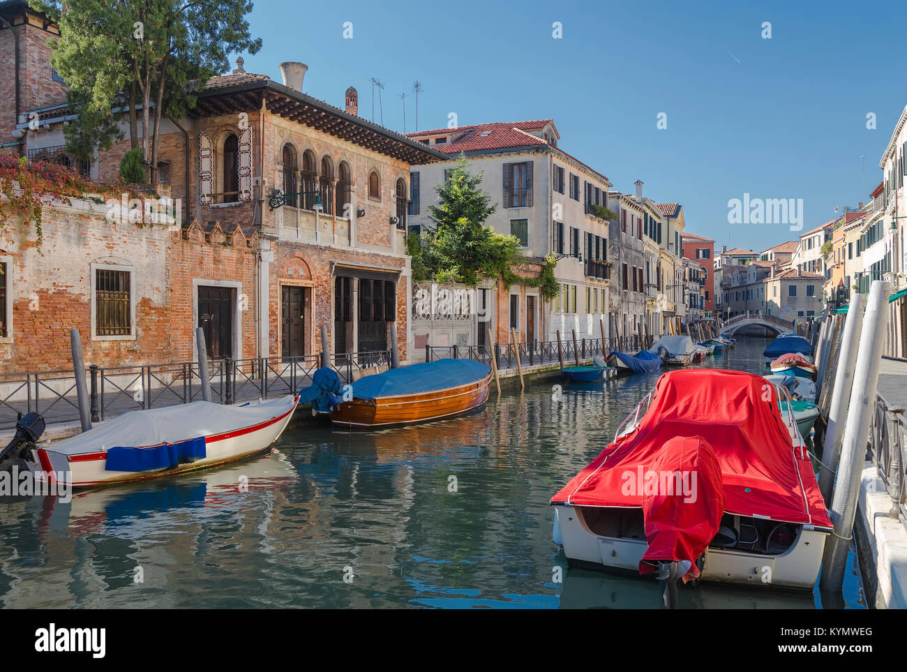 Vista sul canale con cucchiai permanente e pittoresche case. Venezia. Italia Foto Stock