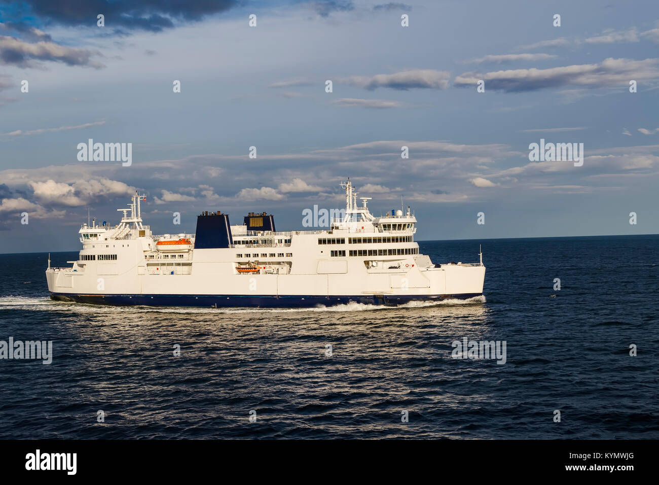 Un traghetto che naviga attraverso lo stretto tra la Danimarca e la Germania Foto Stock