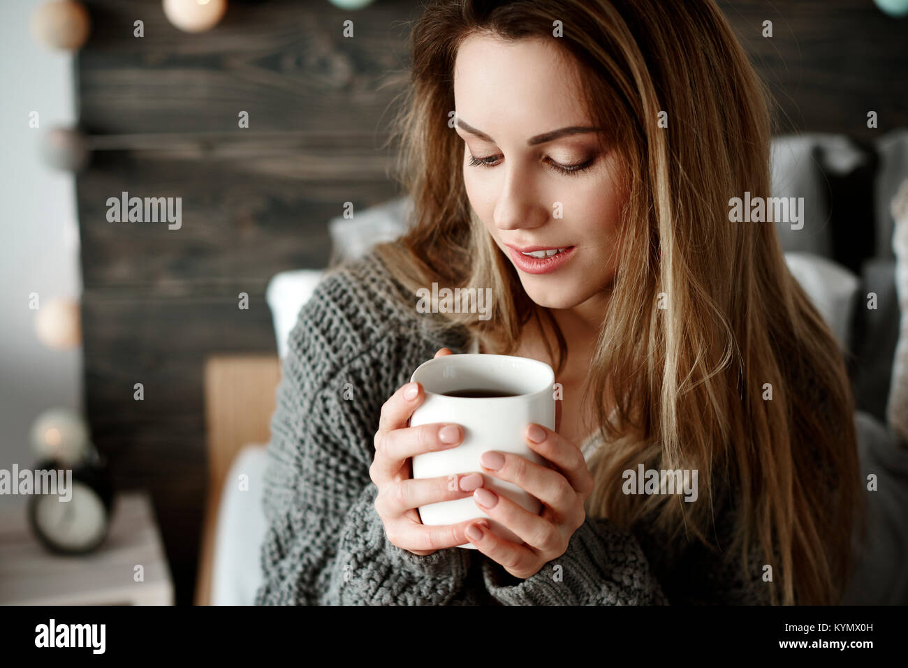 Donna attraente di bere il caffè del mattino Foto Stock