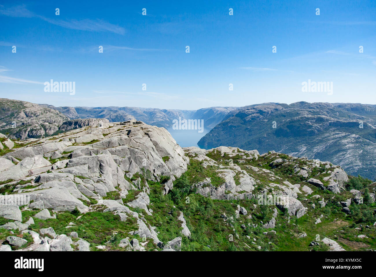 Una vista spettacolare dal pulpito Rock verso il basso per il Lysefjord fluente 604 metri al di sotto del famoso Prekestolen in Norvegia Foto Stock