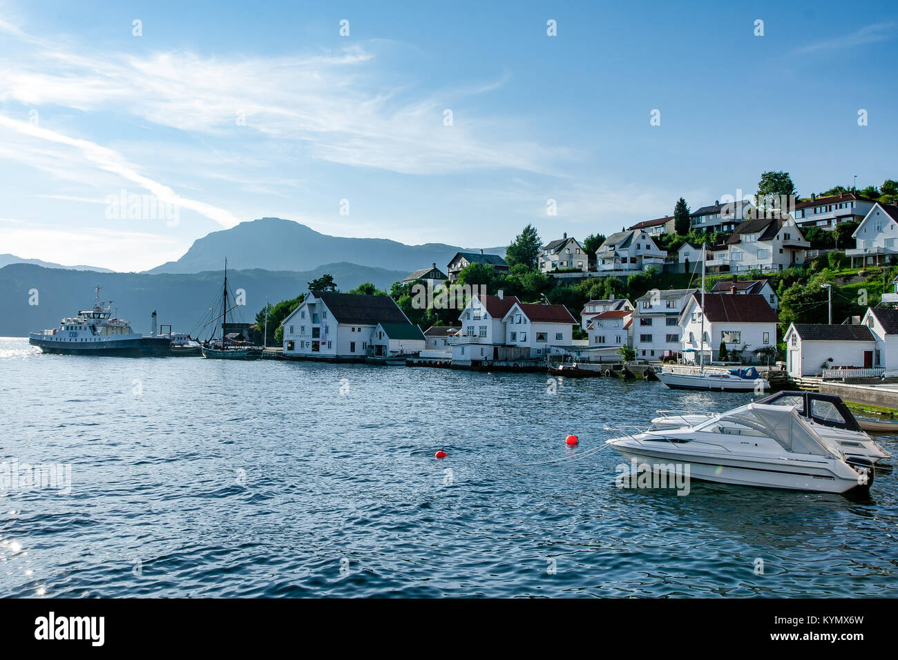 Porto del vecchio villaggio sabbia splendidamente situato sulla Sandsfjord con grappoli di bianco case di legno - architettura norvegese. Cielo blu Foto Stock